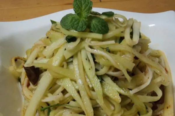 金针菇拌西兰花茎