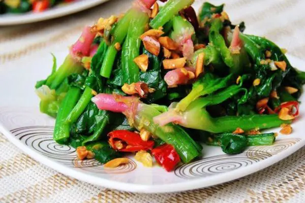 花生拌红根菠菜