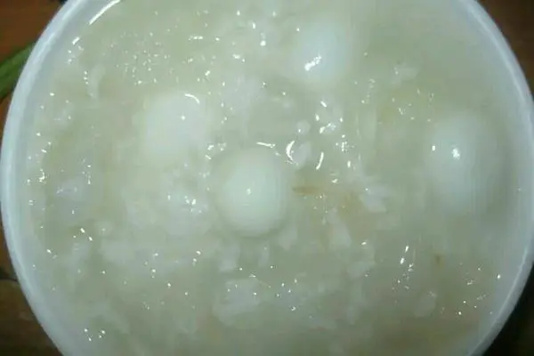 银耳鹌鹑蛋米粥