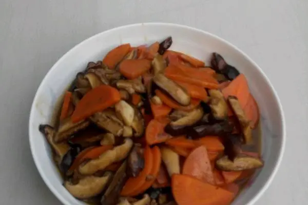 胡萝卜炒香菇