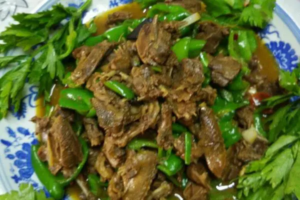 青椒烧鸽肉