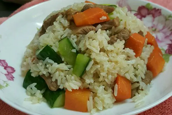 蔬菜肉丁炒饭