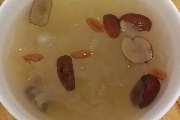银耳红枣枸杞汤