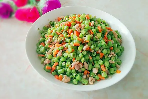 肉末胡萝卜炒豆丁