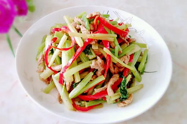 芹菜红椒炒肉丝