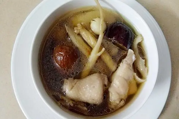 花胶炖鸡滋补汤