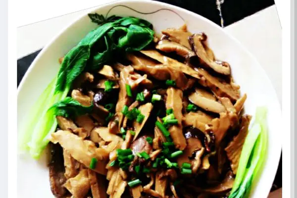 香菇腊肉炒笋丝
