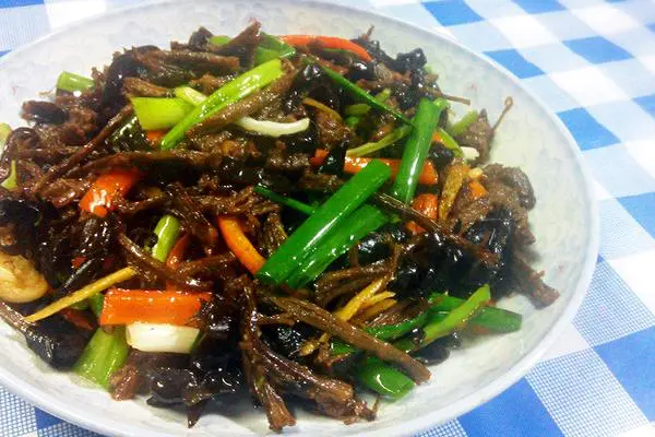 手撕牛肉炒木耳