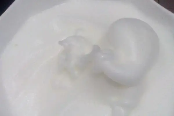 电饭煲做蛋糕中蛋清如何打发成白色泡沫状的方法