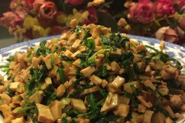 荠菜肉沫香干丁