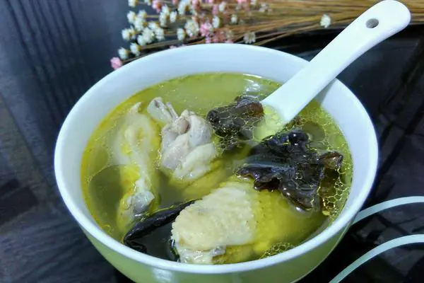 木耳炖鸡汤