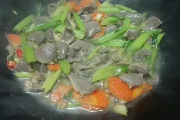 鸭胗炒芹菜