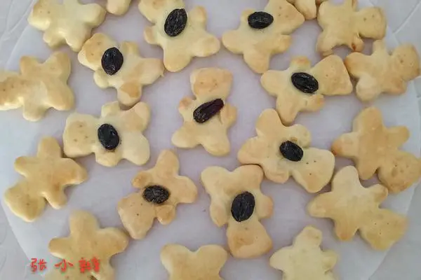 抱黑加仑小熊饼干
