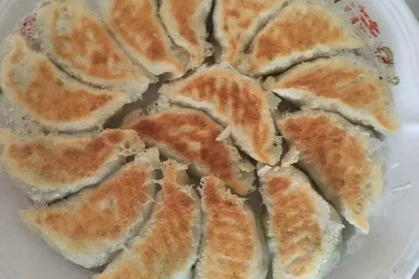 韭菜鸡蛋水煎饺