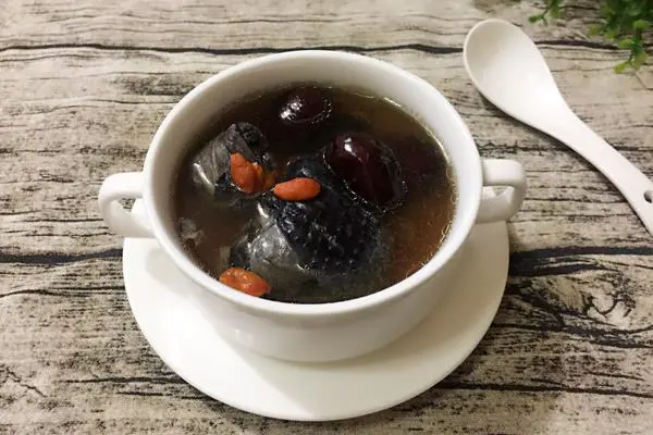 枸杞红枣乌鸡汤