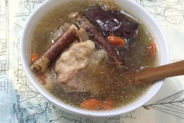 五指毛桃猪骨汤