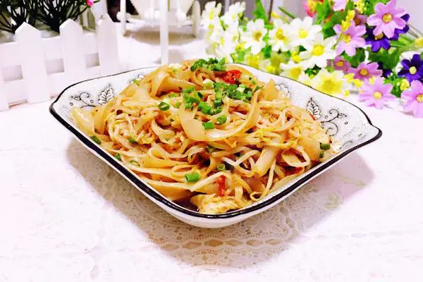 绿豆芽拌凉皮
