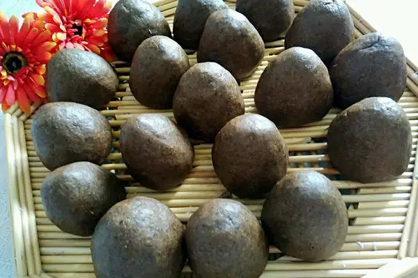 黑色窝窝头