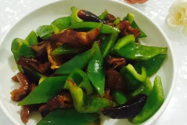 青椒炒熏肥肠