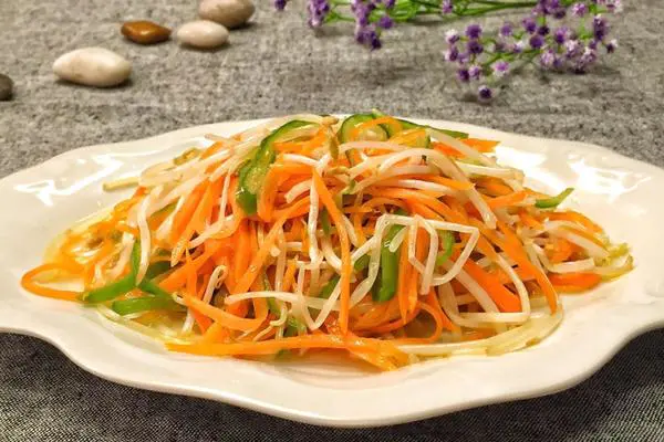 胡萝卜炒绿豆芽