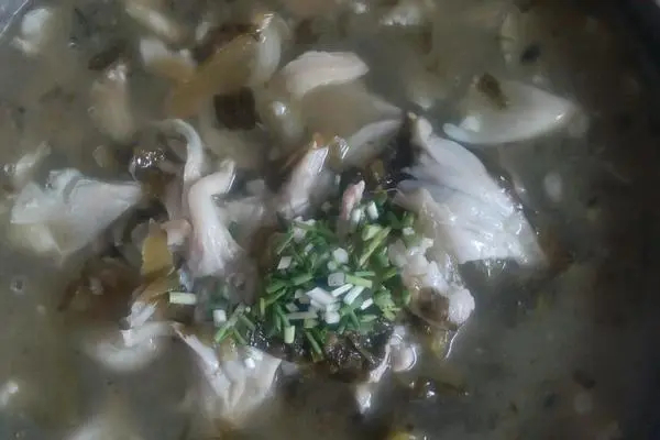 平菇酸菜肉片汤