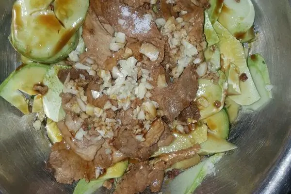 肉片拌黄瓜