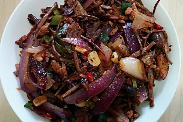炒茶树菇