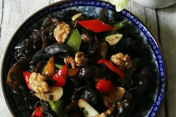 黑木耳拌核桃仁