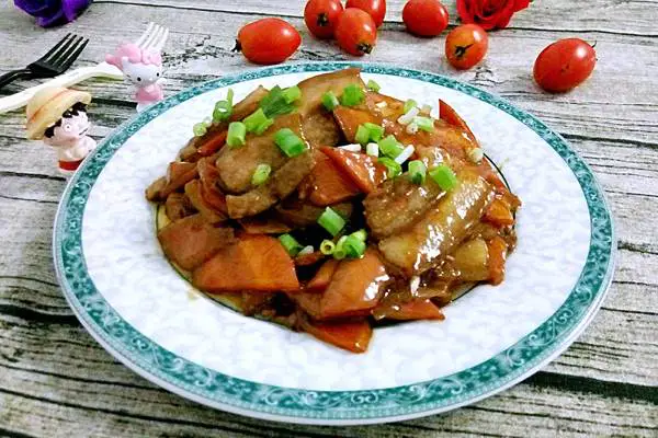 五花肉烧胡萝卜