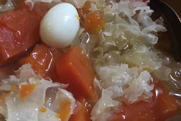 鹌鹑蛋木瓜西米银耳糖水
