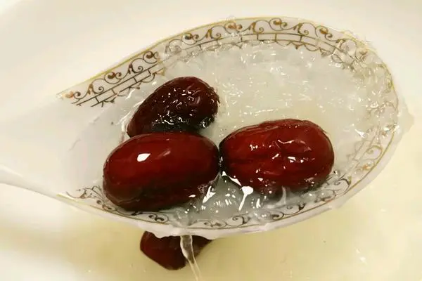 红枣冰糖炖燕窝