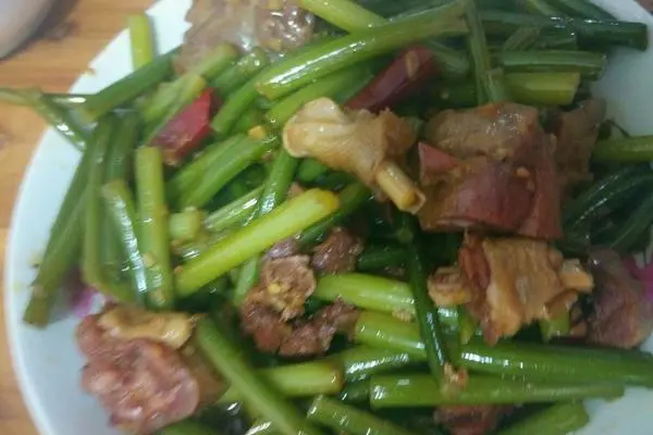 蒜苔炒咸鸭腿