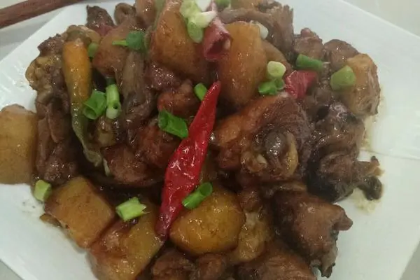 鸡腿炖土豆蘑菇