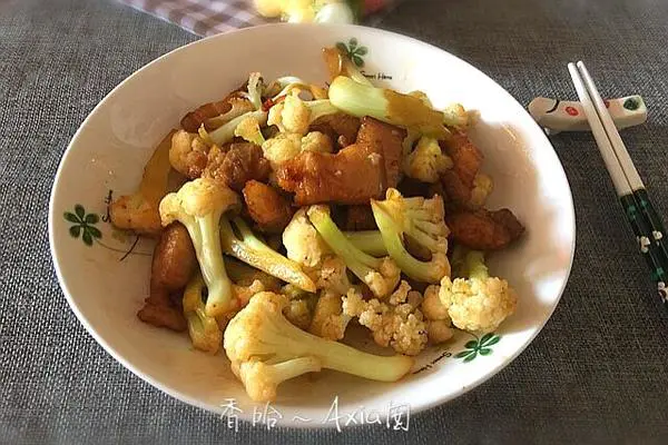 五花肉炒菜花
