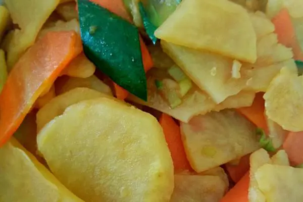 土豆片炒胡萝卜