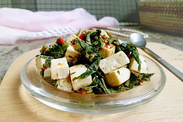剁辣椒香椿拌豆腐
