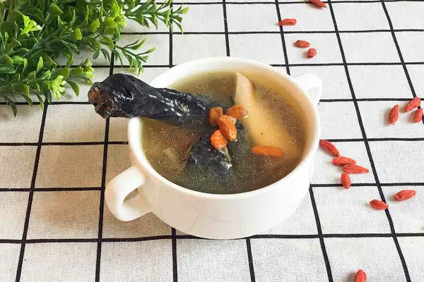 枸杞乌鸡汤