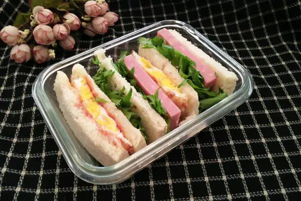 鸡蛋火腿三明治