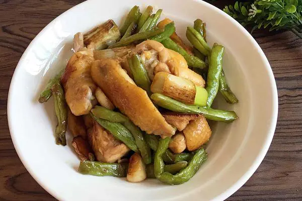 豆角炒仔鸡
