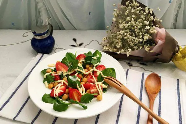 鹰嘴豆圣女果沙拉