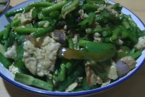 青椒蒜薹炒鸡蛋