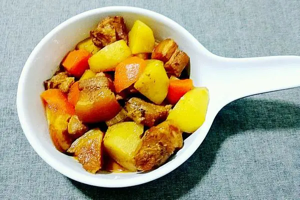 土豆胡萝卜炖五花肉