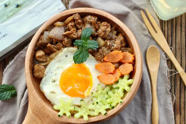 黑胡椒猪里脊拌饭