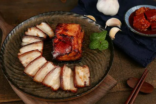 肥而不腻的下饭神器 香烤南乳五花肉