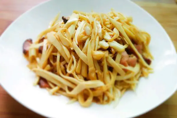 腊肉炒茭白