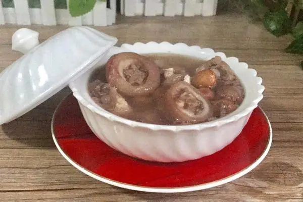 莲子芡实猪尾汤