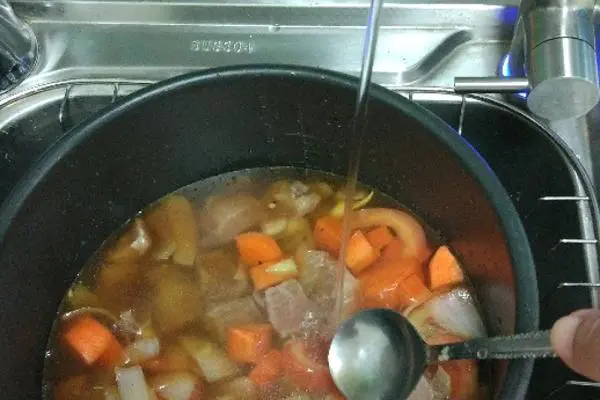 洋葱胡萝卜番茄牛肉汤