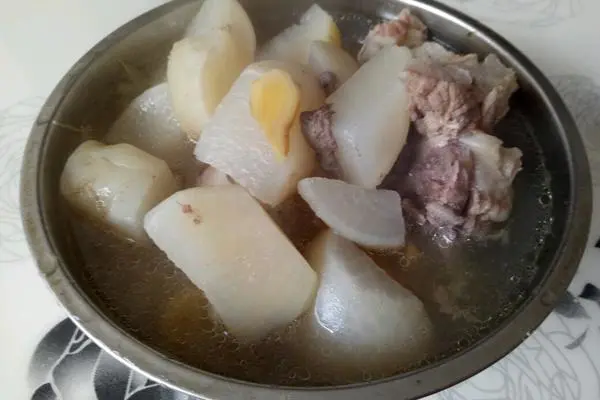 筒骨炖萝卜