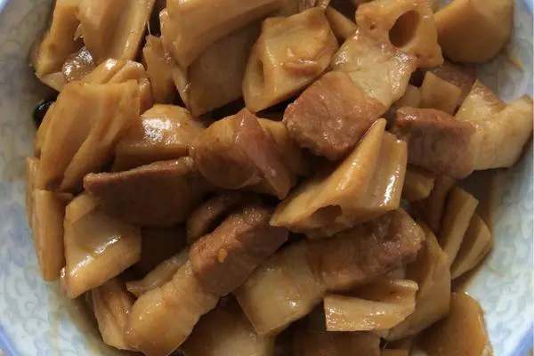 五花肉炖藕