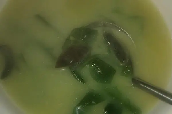 蚕菜皮蛋汤
